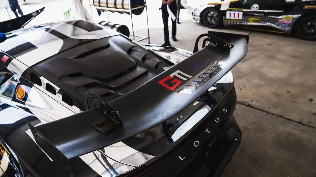 没有滤镜的雪邦：当“百万大V”在F1赛道重修“评测课”