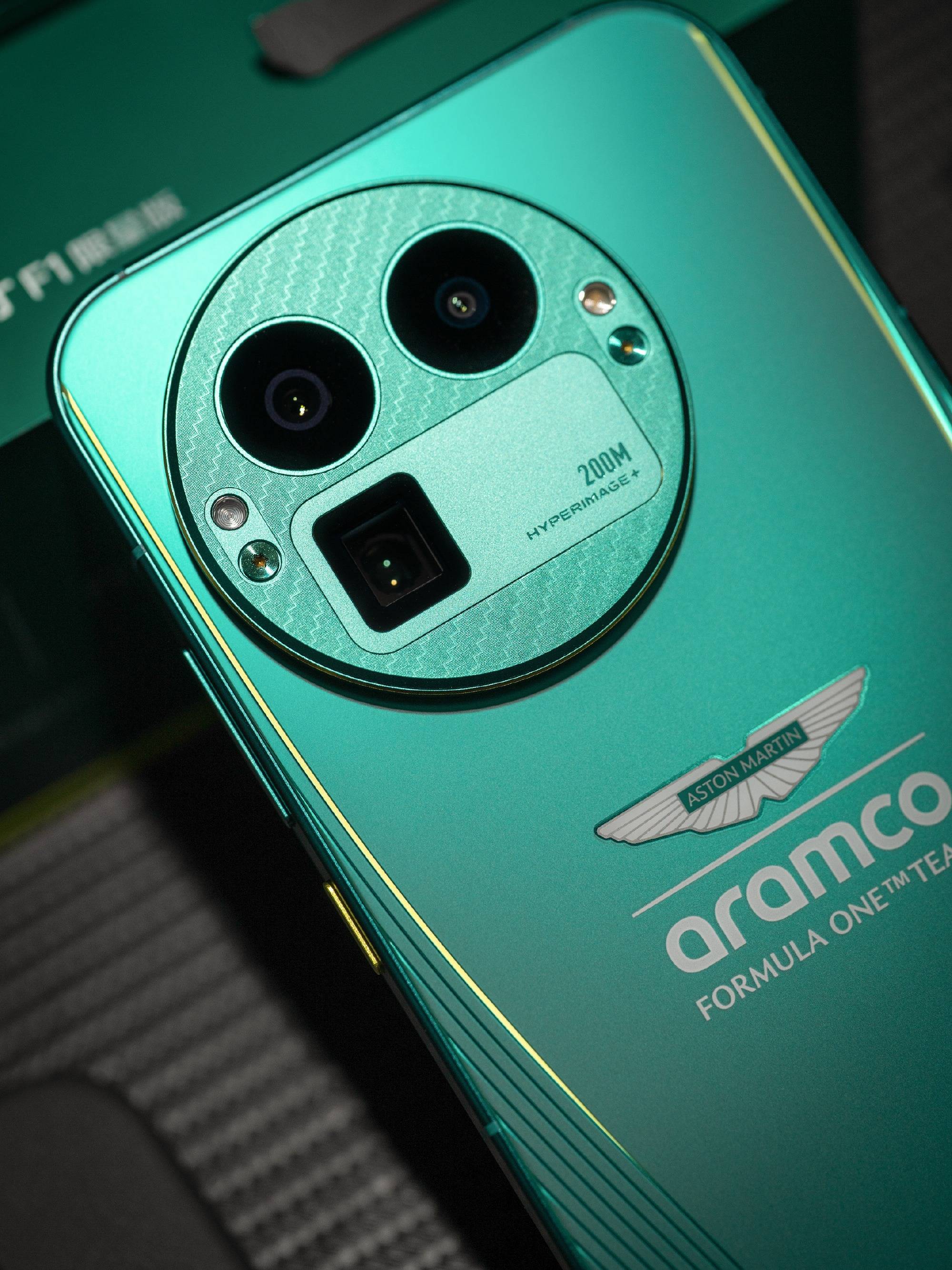 真我GT8 Pro阿斯顿马丁F1限量版正式开售,赛道美学加持"街拍神器"