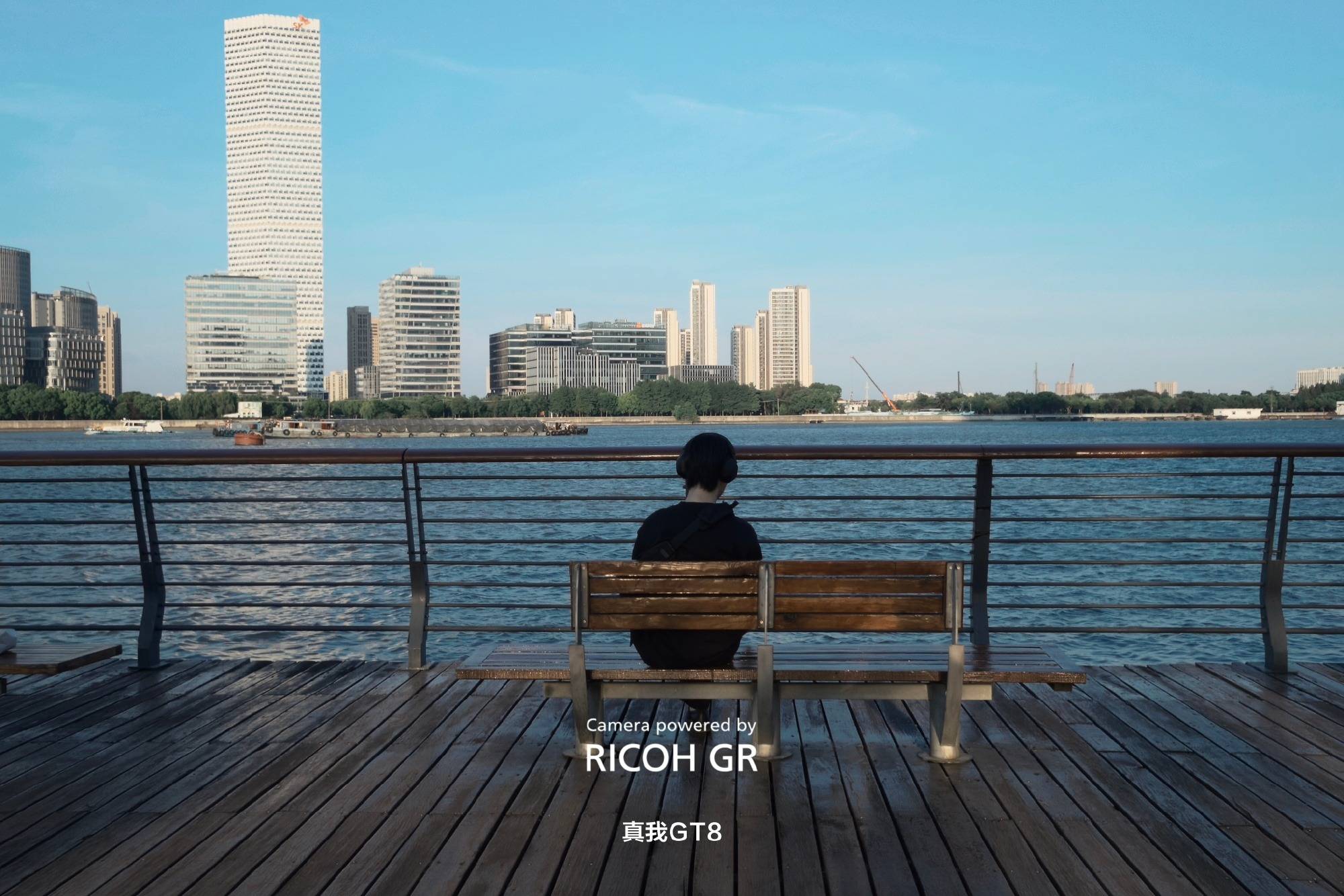 真我GT8 Pro阿斯顿马丁F1限量版正式开售,赛道美学加持"街拍神器"