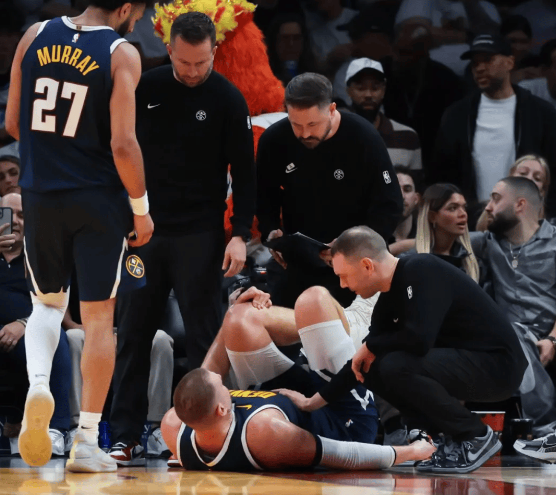 膝盖受伤!腿筋也伤了!约基奇推动NBA改规则?