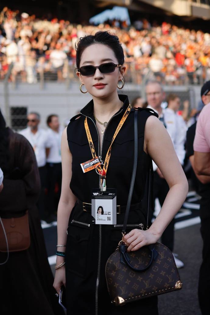 刘亦菲现身阿布扎比F1赛事，黑色束腰裙高马尾吸睛