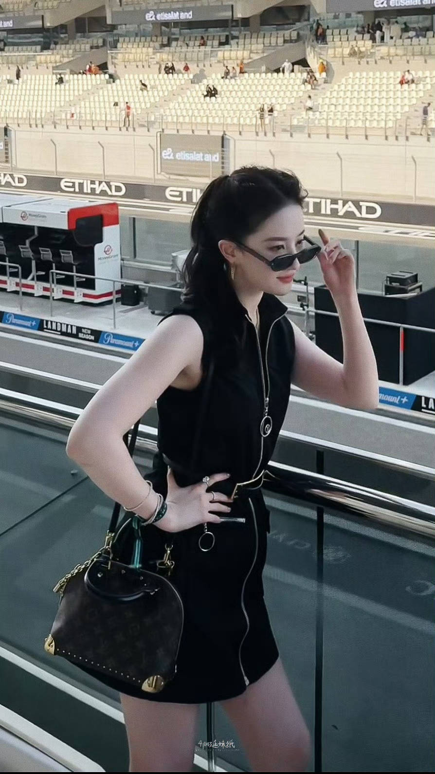 刘亦菲现身阿布扎比F1赛事，黑色束腰裙高马尾吸睛